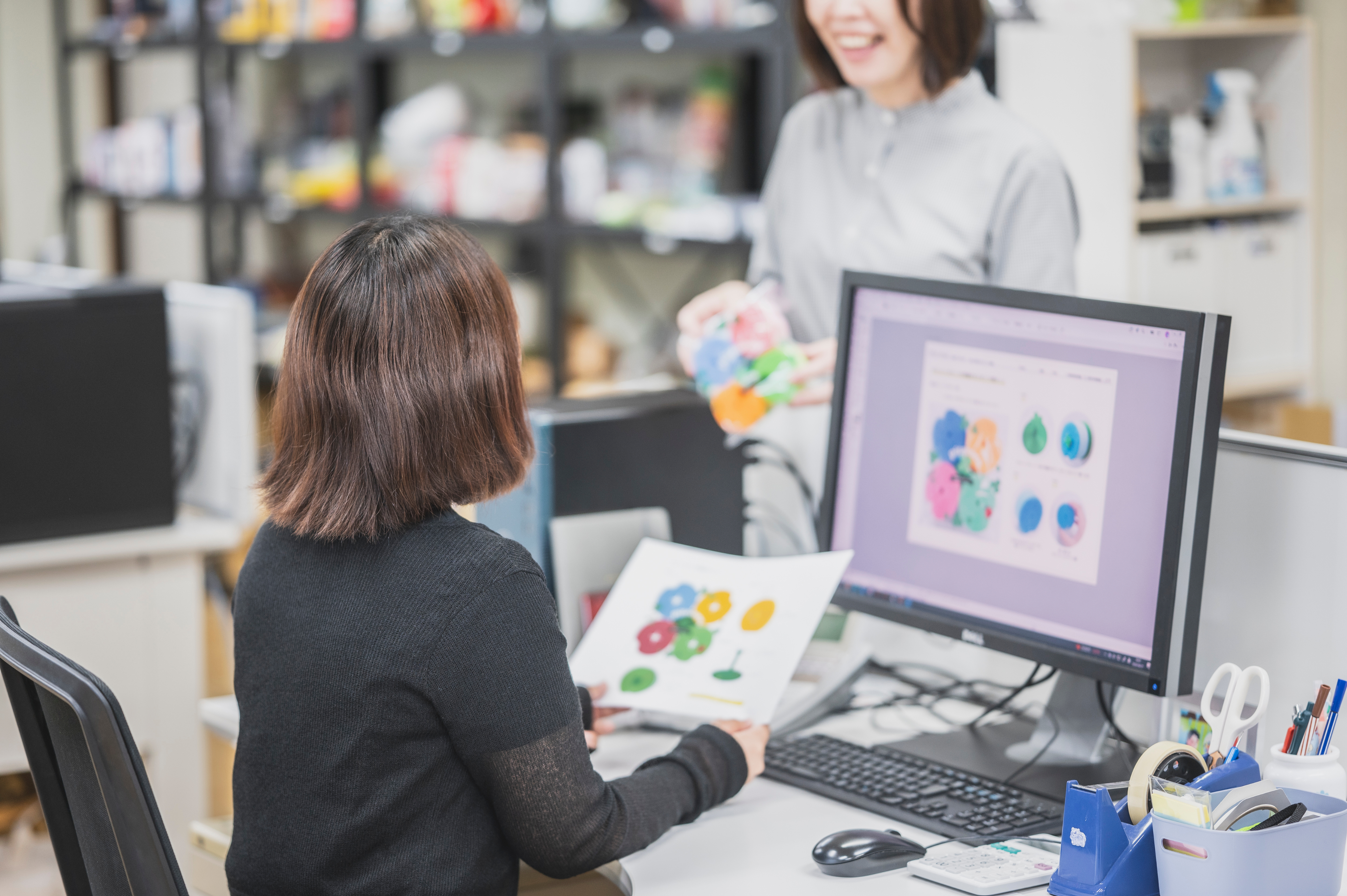 販促品のデザインを確認する社員