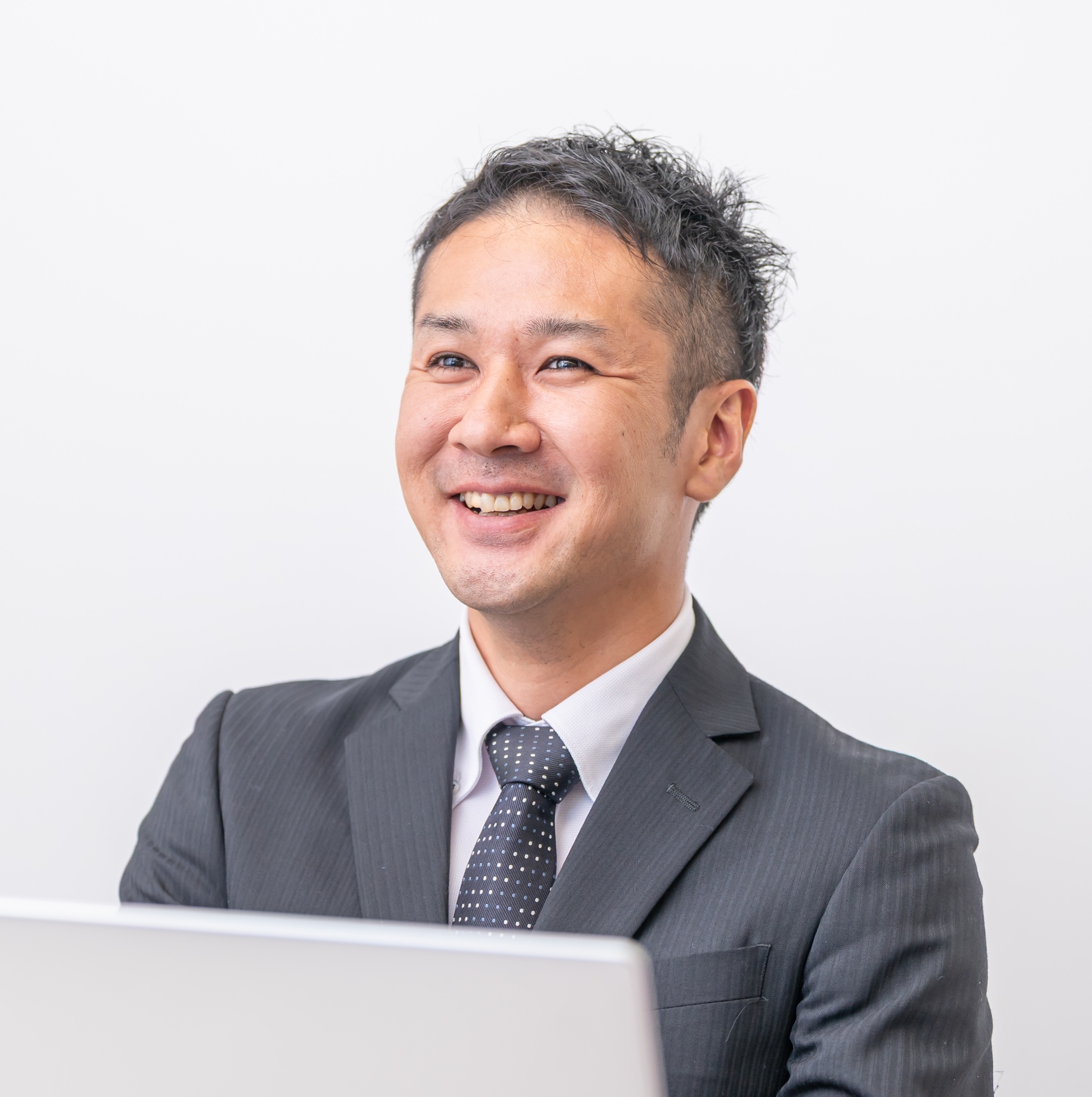パソコンで仕事をする社員
